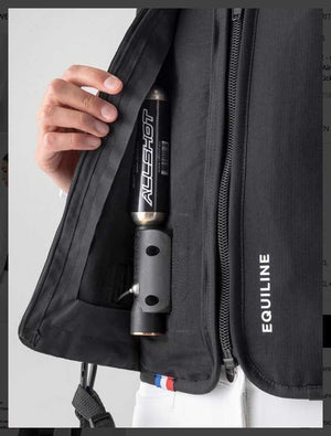 Detailansicht der Equiline Airbag Weste Eclair mit Allshot-Kartusche, zeigt Sicherheitsmechanismus ohne Rückenschutz.