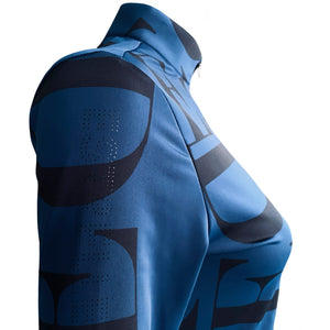 Detailansicht des Estrelle Air Breeze Shirts in Blau mit perforiertem Estrelle-Schriftzug am Ärmel. Atmungsaktives Funktionsshirt mit UV-Schutz für Damen.