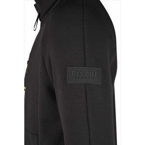 Nahaufnahme des Pikeur Sports Logos auf dem Ärmel der Herren Sweatjacke Polartec mit funktionalem Design.