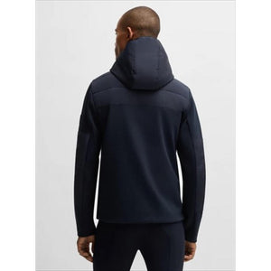 Rückansicht der Herren Hybrid Jacke Jeff mit ergonomischer Passform und wetterfester Kapuze, perfekt für aktive Wintertage.