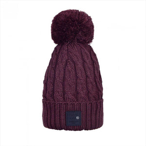 KLMoriah Strickbommel - Kingsland Strickmütze in Bordeaux mit grobem Zopfmuster, Strickbommel und saisonalem Patch. Perfekt für Reiterinnen im Winter.