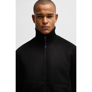 Frontansicht der BOSS Herren Bomberjacke Herbst Winter mit hohem Kragen und Reißverschluss. Ideal für stilvolle Herbst- und Winterlooks.