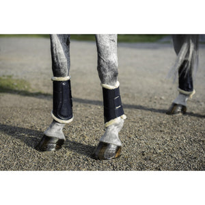 Equestrian Stockholm Reitgamaschen in Navy an grauem Pferd, hochwertiger Beinschutz mit Kunstleder und Teddy-Fleece für optimalen Komfort.