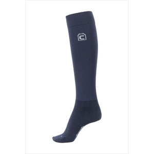 Cavallo Reitsocken CAVALSVEA in Dunkelblau mit eingesticktem Logo. Dünner Schaft, ideal zum Reiten, atmungsaktiv und ergonomisch geformt.