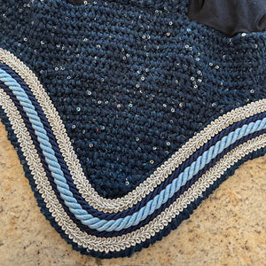 Fliegenmütze gehäkelt mit Kordeln und Pailetten in Dunkelblau mit silbernen und blauen Zierkordeln, idealer Fliegenschutz für Pferde.