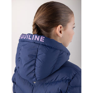 Detailansicht der Kapuze der Equiline Kinderjacke Cumin Steppjacke Winter 2025 mit auffälligem Equiline-Schriftzug in Rosa.