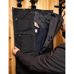 LeMieux Luxus Reisetasche im Einsatz, geöffnet und aufgehängt mit Anzug im Inneren – ideal für stilvollen Kleiderschutz unterwegs.