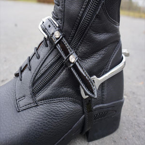 Kavalkade Sporenriemen - Strass Lack am Reitstiefel mit silberner Spore befestigt. Eleganter Look mit langlebigem Leder und Strassdetails.