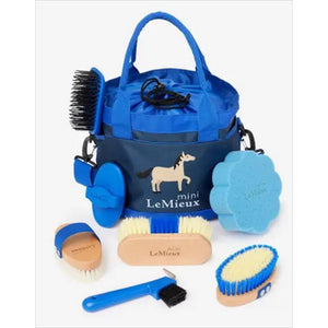 LeMieux Mini Pflege Set Kinderputzzeug in Blau mit Tasche, 3 Holzgriff-Bürsten, Schwamm, Striegel, Hufkratzer und Mähnenbürste für Pony Pflege.