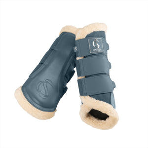 Eskadron Gamaschen Fauxfur in Blau mit atmungsaktivem Mesh und weichem Kunstfell. Streichschutz für Pferdebeine Sommer 2025.