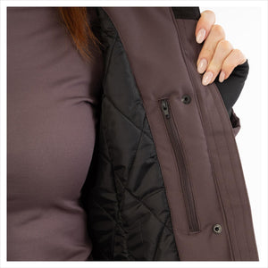Innenansicht der B&R Winterjacke Jane mit Reißverschlusstasche und gestepptem Futter, ideal für sichere Aufbewahrung bei Winterausritten.