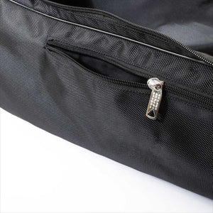 Detailansicht der Reißverschlusstasche der Kavalkade Stiefeltasche Kasimir. Praktisches Zubehörfach für Reiterbedarf und Pflegeprodukte.