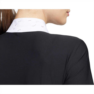 Detailaufnahme des weißen Kragens mit Swarovski Kristallen am SAMSHIELD Damen Turniershirt Julia Intarsia, edel und funktional zugleich.