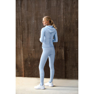 Modell trägt Eskadron Reitleggings Vollgrip Hellblau aus der Reflexx Kollektion, ideal für Reiterinnen dank Komfortbund und sportlichem Look.