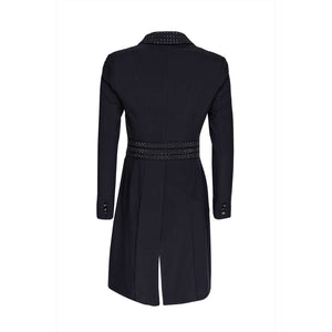 Rückansicht des Kingsland Dressurfracks Softshell in Dunkelblau mit Strassverzierung am Kragen und Taillenband. Funktional und stilvoll.