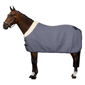 HV Polo Abschwitzdecke aus Fleece für Pferde in Blau mit weißem Schalkragen und Schweifkordel. Ideal für Komfort und Feuchtigkeitsregulierung.