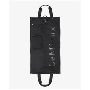 LeMieux Luxus Reisetasche vollständig ausgebreitet mit LeMieux-Logo, mehreren Reißverschlusstaschen und Haken zum Aufhängen von Kleidung.