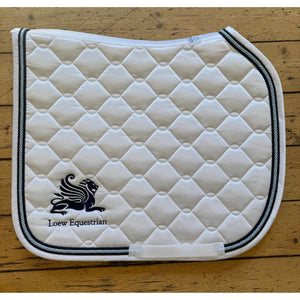 Schwarze Schabracke Logo Loew Equestrian Kordel navy-hellblau-navy