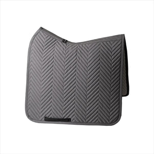 L´Evoine Schabracke Alpakafleece Dressur in Grau mit funktionalem Design für gleichmäßige Druckverteilung und angenehme Polsterung beim Dressurreiten.