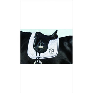 Rambo Turnierschabracke Weiß Diamante unter schwarzem Dressursattel mit glänzendem Strassstreifen und Horseware-Logo, ideal für Turniere.