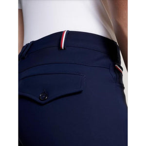 Detailaufnahme der Gesäßtasche und Gürtelschlaufe der Tommy Hilfiger Herrenreithose Geneva mit Vollbesatz in navy, stilvoll und funktional für Reitsport.