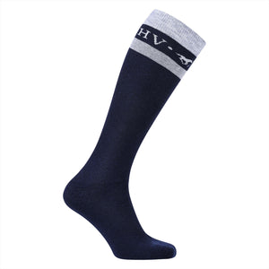 HV Polo Reitsocken Lilia in Dunkelblau mit grauem Abschlussbund und Logo, perfekte Kniestrümpfe für Damenbekleidung im Winter 2026.