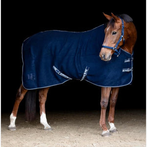 HorseGuard Wolldecke Veda in Dunkelblau auf braunem Pferd mit verstellbaren Doppelgurten und abnehmbaren Kreuzgurten. Ideal als Abschwitzdecke im Stall oder Turnier.