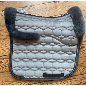 Mattes Dressurschabracke Grau - Lammfell SPINEFREE in Größe L mit weicher Lammfellpolsterung und ergonomischem Schnitt für optimalen Komfort.