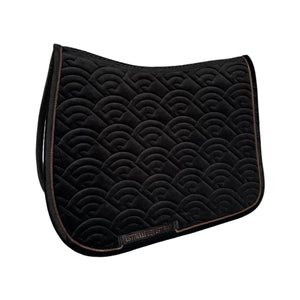 Estrelle Schabracke Velvet in Schwarz aus der Standardkollektion mit atmungsaktivem, funktionalem Design und edler Steppung für Pferdesättel.