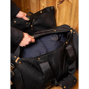 Innenansicht der LeMieux Luxe Jacket Reisetasche mit sicher verstauter Kleidung und durchdachtem Stauraum für Reiseutensilien.