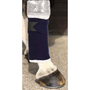 Harrys Horse Bandagierunterlagen - Champion 2er Set in Dunkelblau mit silbernen Pailletten, am Pferdebein angebracht, Größe 42x38 cm.