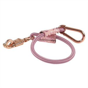 Imperial Riding Traileranbinder Ambient 60cm in Rosa mit glänzenden Metallteilen, perfekt für stilvollen Pferdetransport.