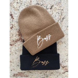 BOSS Wintermütze aus der Equestrian Kollektion in Braun und Schwarz mit kontrastiertem Logo-Stick. Ideal für Herbst und Winter, 100% Polyester.