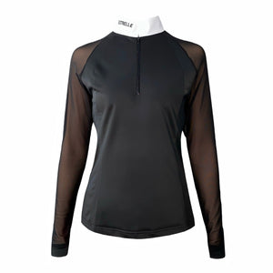 Estrelle Turniershirt Grace in Schwarz mit transparenten Ärmeln und weißem Kragen. Atmungsaktiv & schnell trocknend für Reitturniere.