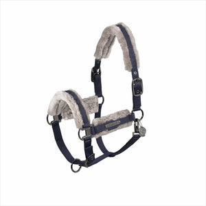 ESKADRON Halfter Faux Fur in Navy aus der Platinum Kollektion mit weicher, abnehmbarer Polsterung und verstellbarem Kinn- und Genickriemen.