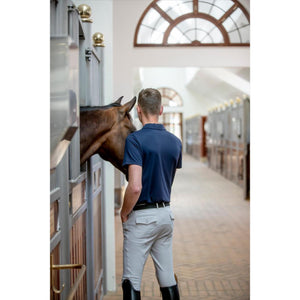 Catago Herrenreithose Vollbesatz Nero von hinten getragen im Pferdestall, ideal für Reiter im Alltag. Reithosen fürs ganze Jahr in modernem Design.