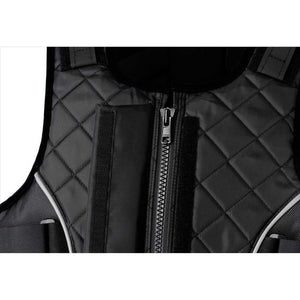 Detailansicht der Kerbl Sicherheitsweste Reiten Erwachsene mit Reißverschluss und Klettverschluss für sicheren Sitz und hohen Tragekomfort.