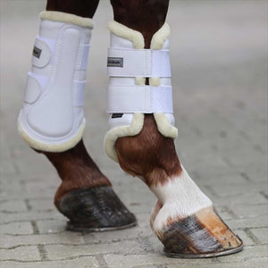 Weiße Kavalkade Gamaschen Anatomic mit Kunstfell am Pferdebein. Ideal für empfindliche Pferdebeine dank weichem Futter und sicherem Halt.