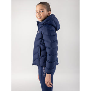 Seitliche Ansicht der Equiline Kinderjacke Cumin Steppjacke Winter 2025, warm gefüttert und sportlich geschnitten für aktive Kinder.