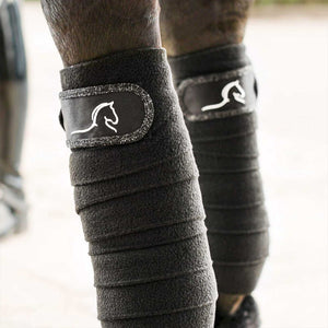 Schwarze Equestrian Fleecebandagen Kollektion mit Satinverschluss und Glitzereinfassung, optimaler Beinschutz für Pferde im Training.