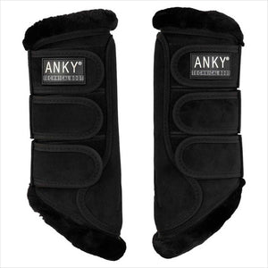 Anky Gamasche Velvet in Schwarz mit stoßabsorbierender Neopren-Fütterung und Klettverschlüssen. Perfekte Passform für Vorder- und Hinterbeine.