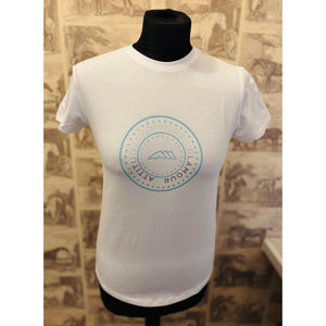 Equiline Kinder T-Shirt aus der Glamour Kollektion in Weiß mit glitzerndem Logo-Print, ideal für Reiter und Sommermode 2025.