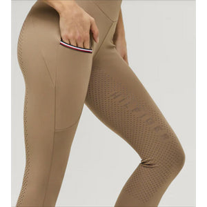 Detailansicht der Tommy Hilfiger Elmira Full Grip Reitleggings mit seitlicher Tasche und Logo, funktional und stilvoll für Reiterinnen.