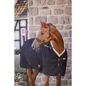 Eskadron Stalldecke Cotton Fauxfur in Schwarz mit weichem Fauxfur-Kragen am Pferd, ideal für Komfort und Schutz im Stall.