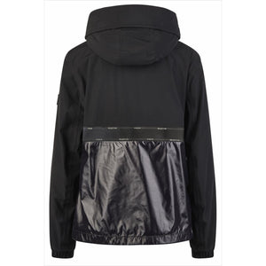 Rückansicht der PIKEUR Damen Regenjacke für Frühling und Sommer mit elastischem Bund und glänzendem Materialmix im unteren Bereich.