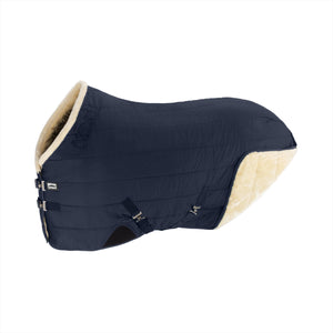 Eskadron Stalldecke Cotton Fauxfur aus Baumwolle mit beiger Fauxfur-Innenseite, zeigt vollständige Deckenform ohne Pferd.