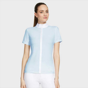 SAMSHIELD Damen Turniershirt Julia Intarsia in Hellblau mit weißen Akzenten und Swarovski Kristallen, perfekt für stilvolle Turnierbekleidung.