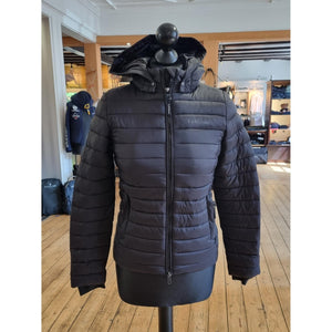 LeMieux Kinderjacke Ruby in Schwarz mit 2-Wege Reißverschluss und abnehmbarer Kapuze, ideal als warme Übergangsjacke für Kinder.