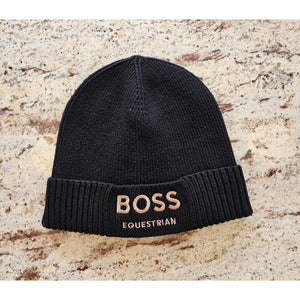 BOSS Equestrian Mütze - Strickmütze Equestrian in Schwarz mit roségoldenem Logo-Stick auf Umschlag, stilvoll für kalte Tage.
