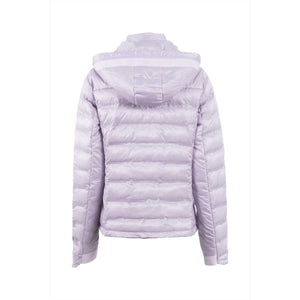 Rückseite der Cavallo Steppjacke Fia in Flieder mit leichtem Steppmuster und Kapuze. Sommerjacke für Damen mit sportlichem Look.